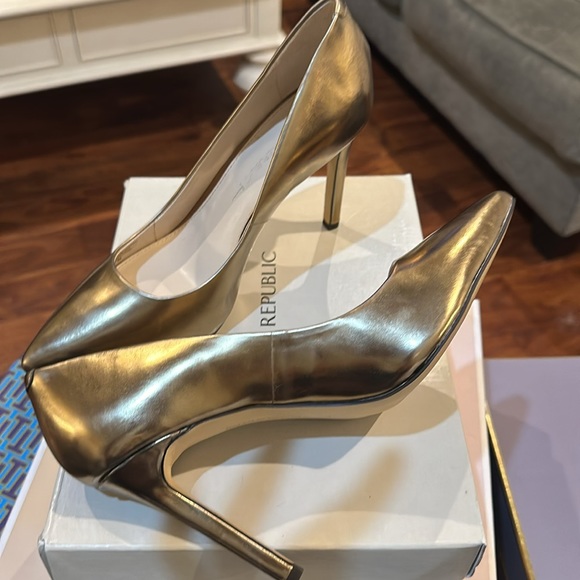Banana Republic "Ninah" Shine Bronze Pumps Size 7 - Picture 4 of 6